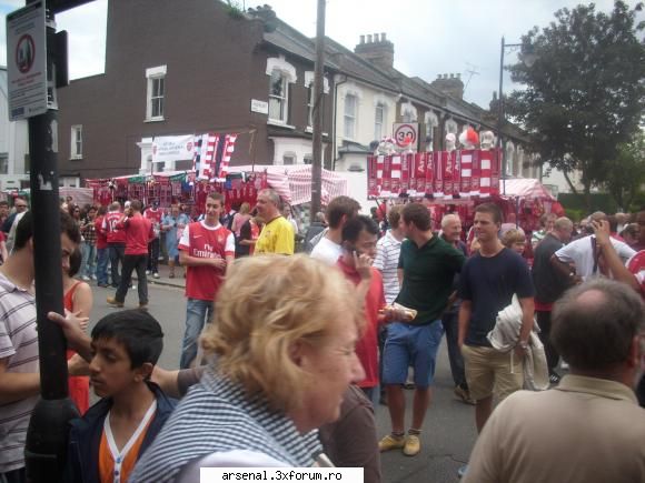 Emirates Cup - in fata statiei de metrou - gunner 4 life